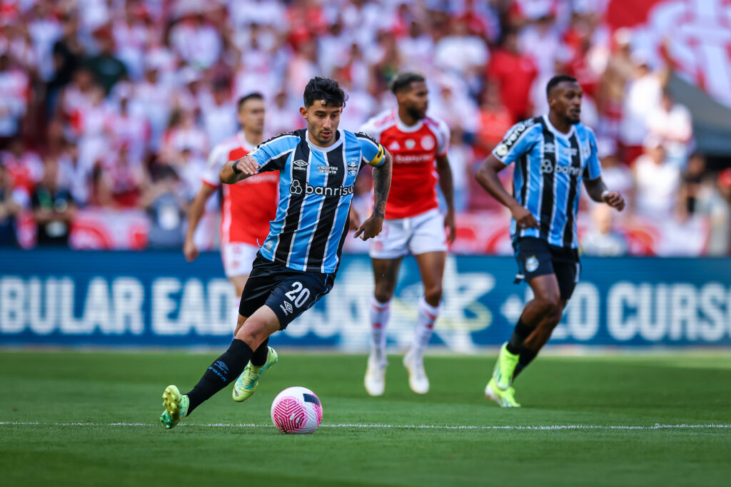 Grêmio conta com dois desfalques garantidos para enfrentar o Atlético Goianiense. Quem será o companheiro de Villasanti?