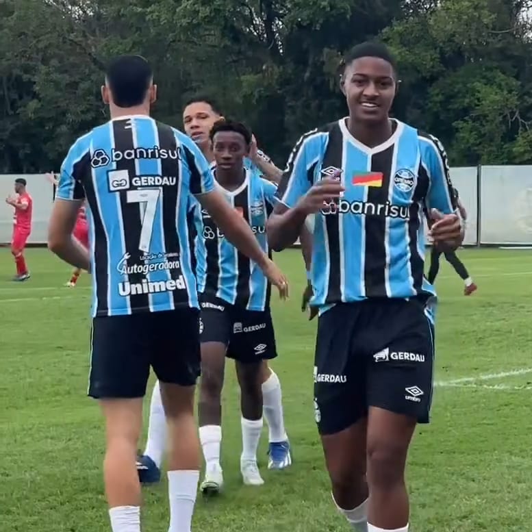 Grêmio vence novamente o São Luiz e está classificado para a semifinal do Gauchão sub-20, com show de Riquelme.