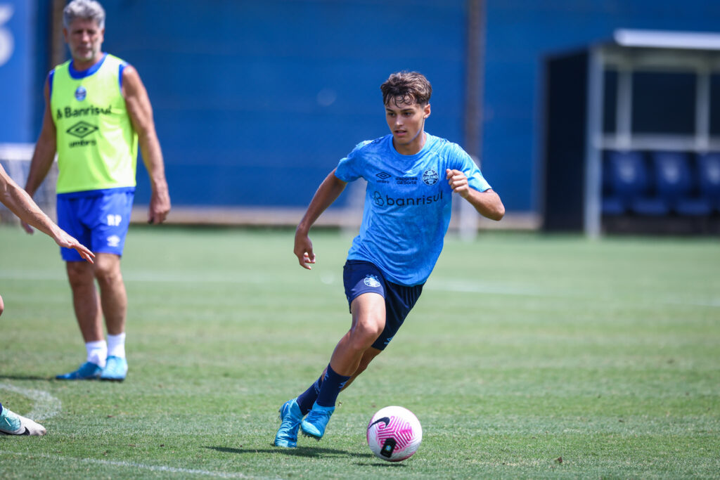 Renato quer mudar posição de Tiaguinho na base do Grêmio