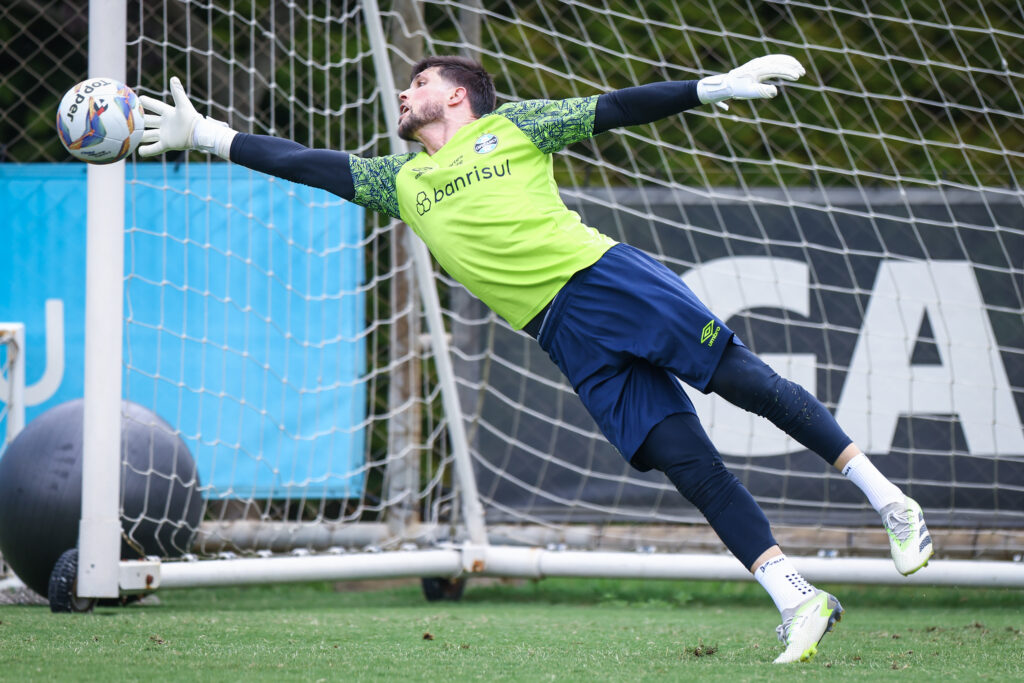 "Mostrar dentro de campo", diz Tiago Volpi sobre as críticas da torcida